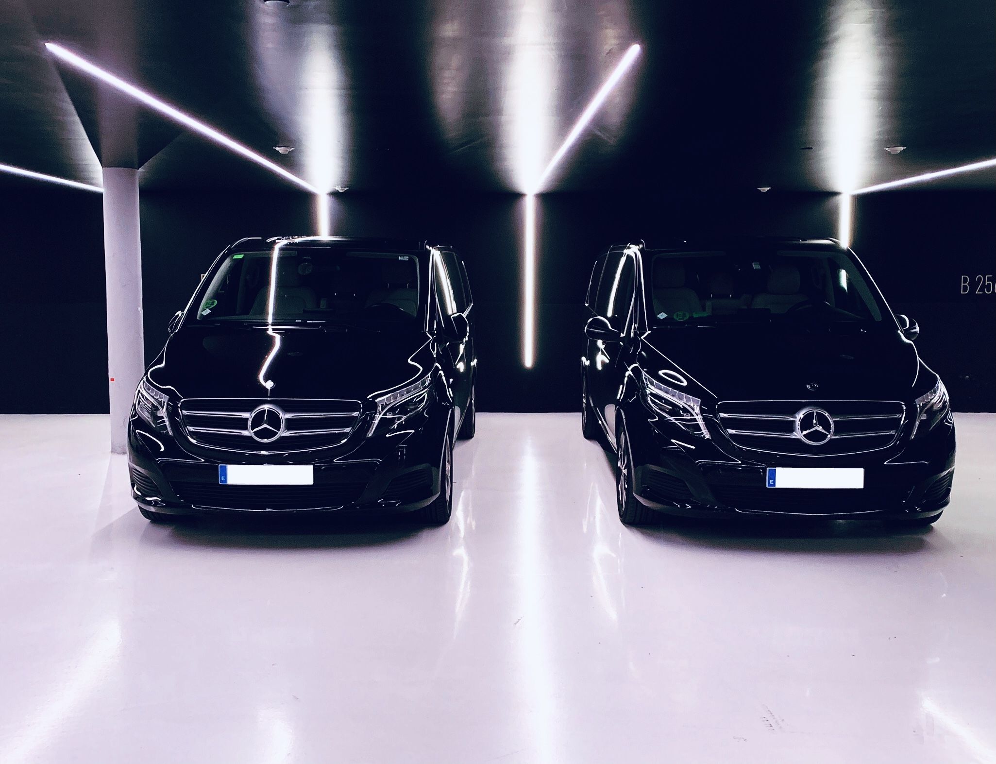 Dos Mercedes V-Class de color negro
