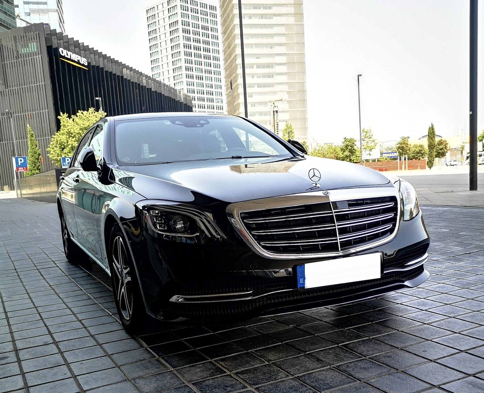 Mercedes S-Class de color negro