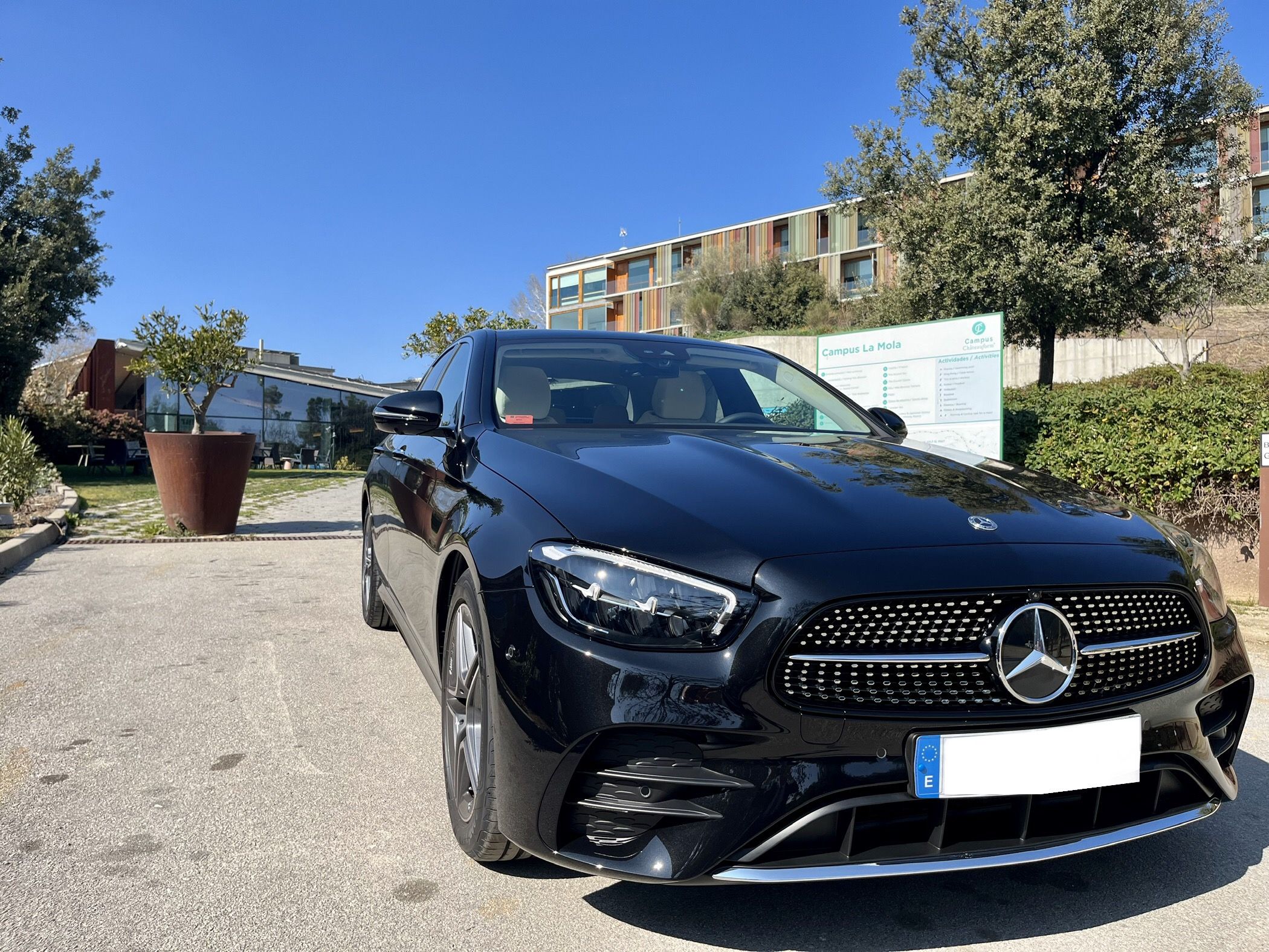 Mercedes E-Class de color negro