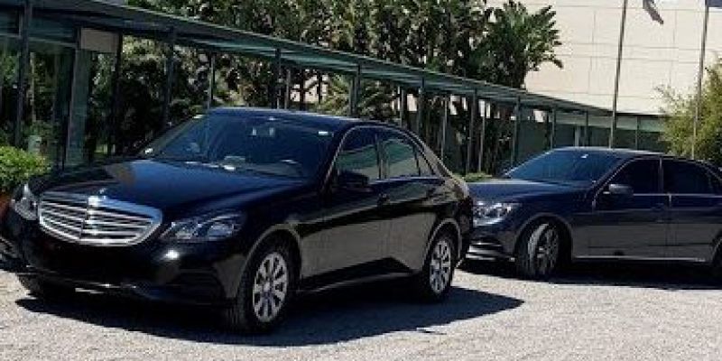 Dos Mercedes E-Class en la puerta de un Hotel