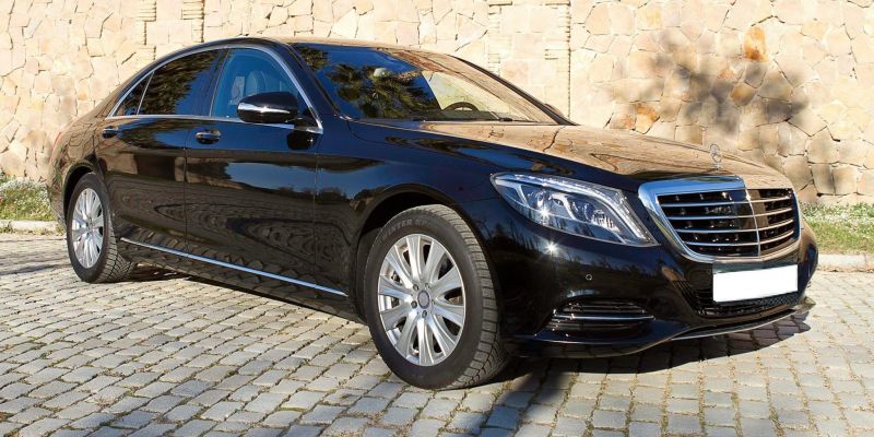 Mercedes S-Class de color negro