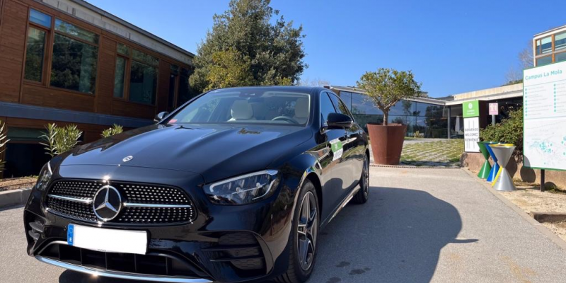 Mercedes S-Class de color negro para traslados privados